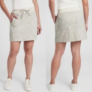 ATHLETA CHELSEA PRINTED CARGO SKORT. VIPER GRAY/SIZE: 4